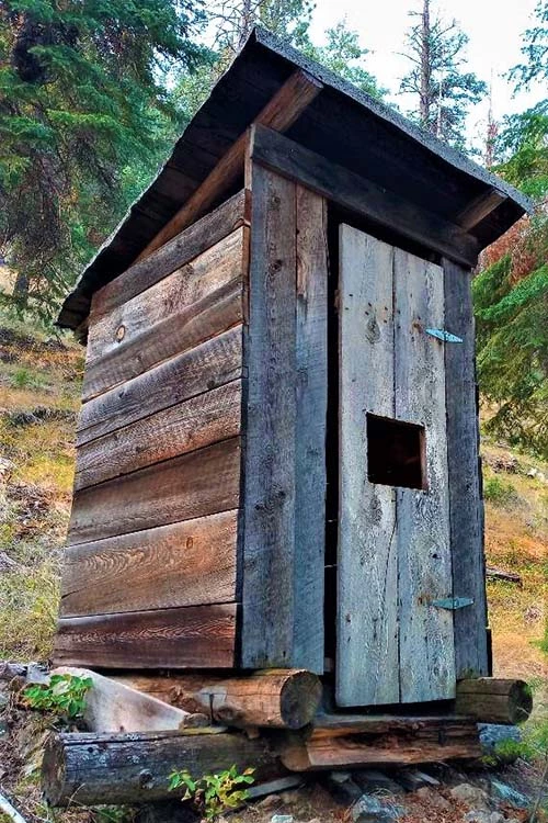 Image of the cabin's outhouse!