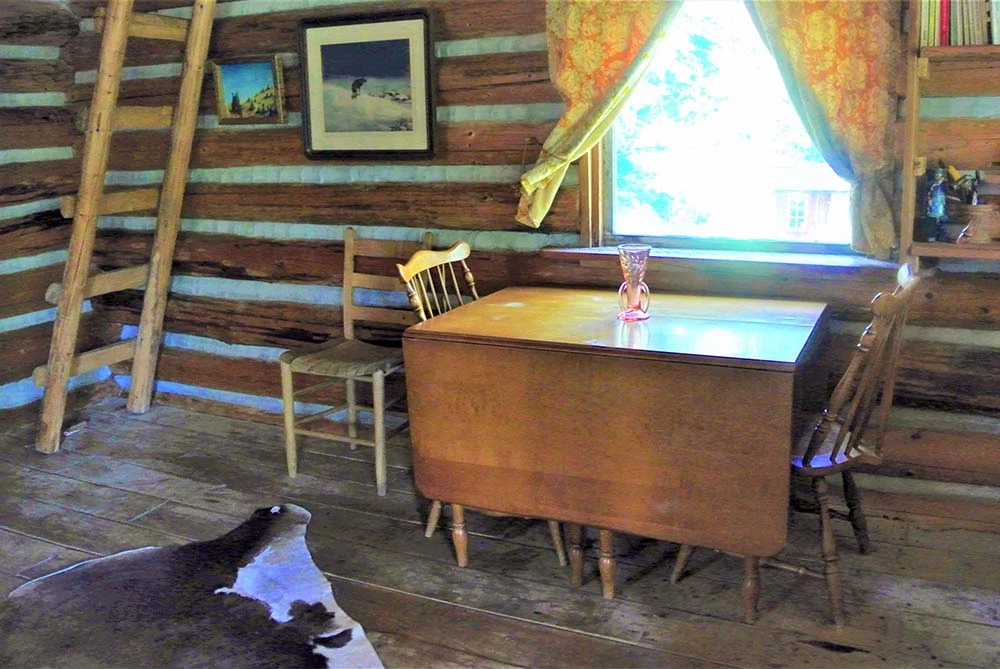 Image of the cabin's dining table